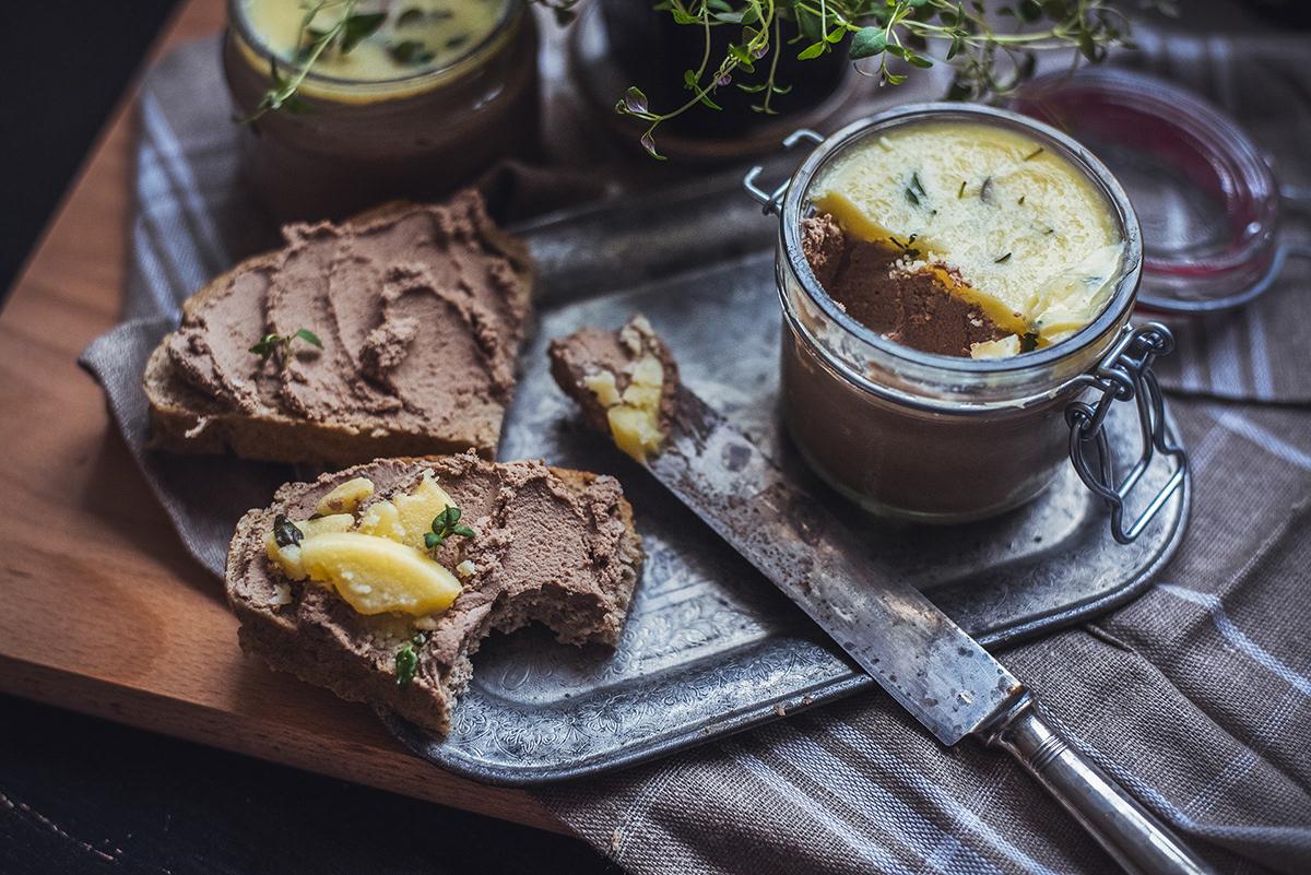 Domácí paštika z kuřecích jater stylizovaná a fotografovaná Soňou Šerou