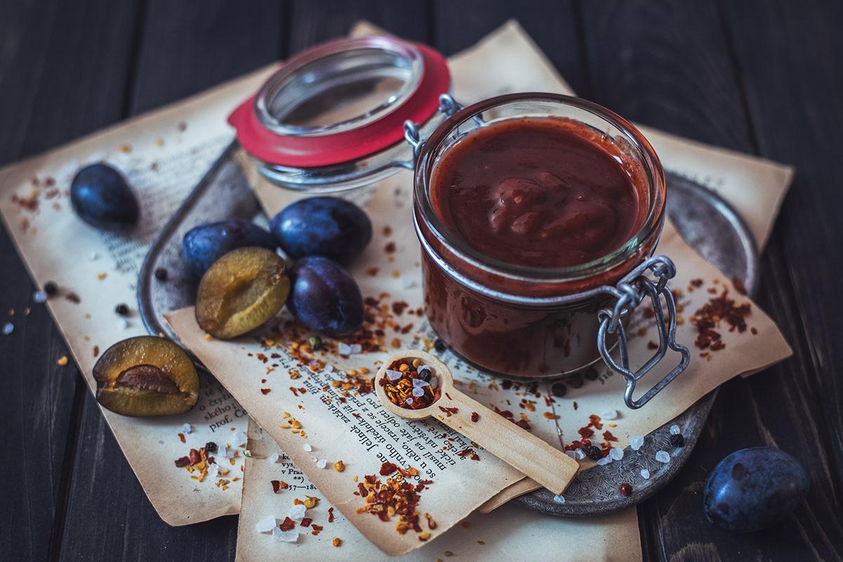 Pečené švestkové chutney ve venkovském food stylingu