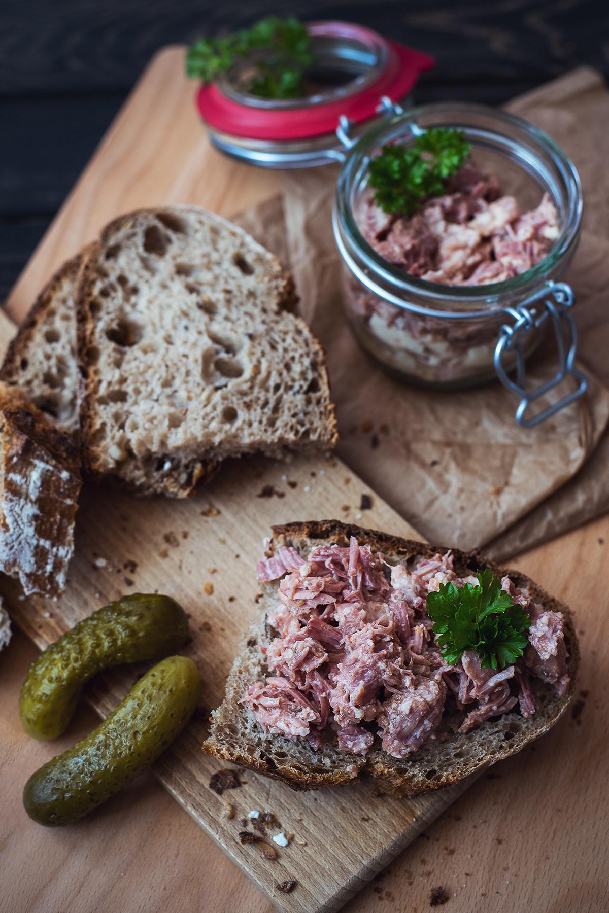 Vepřové maso ve vlastní šťávě ve food stylingu