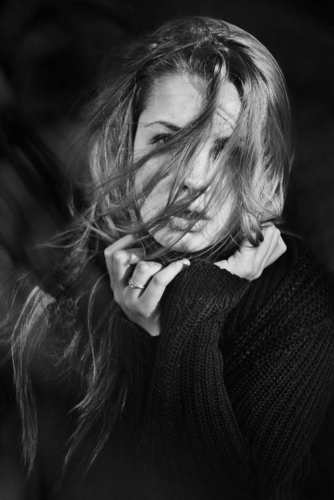 Profesionální černobílé portréty, umělecká fotografie, portrétní focení v Praze. Zachycení výrazů, emocí a osobnosti prostřednictvím monochromatického stylu.