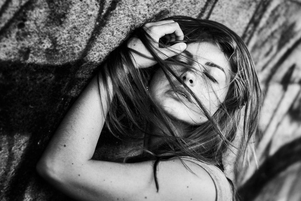 Profesionální černobílé portréty, umělecká fotografie, portrétní focení v Praze. Zachycení výrazů, emocí a osobnosti prostřednictvím monochromatického stylu.