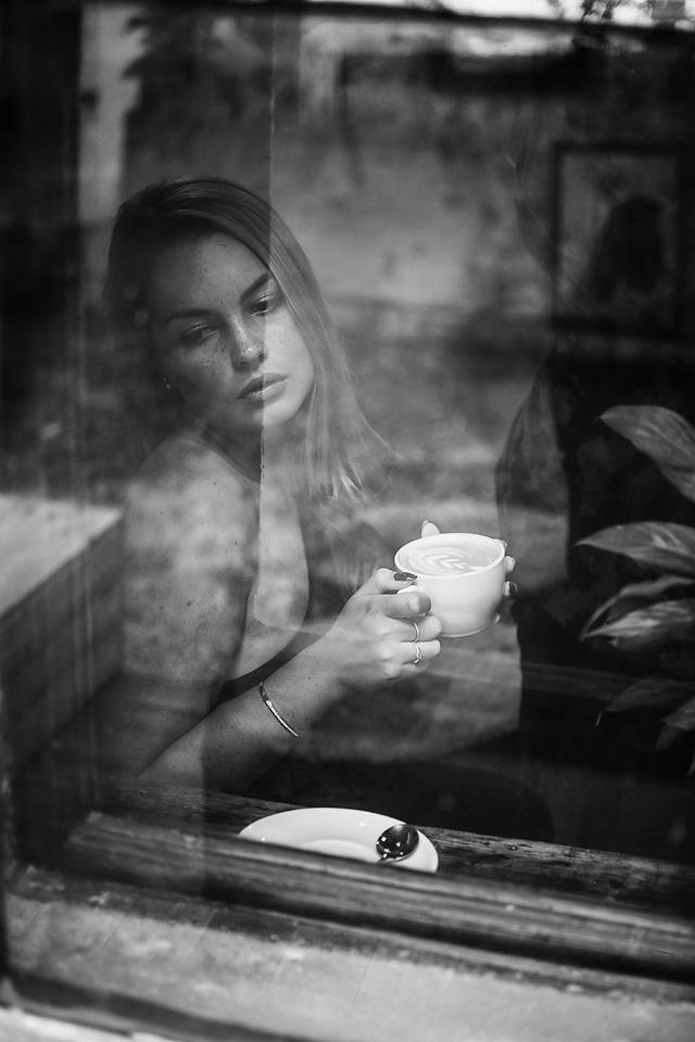 Profesionální černobílé portréty, umělecká fotografie, portrétní focení v Praze. Zachycení výrazů, emocí a osobnosti prostřednictvím monochromatického stylu.