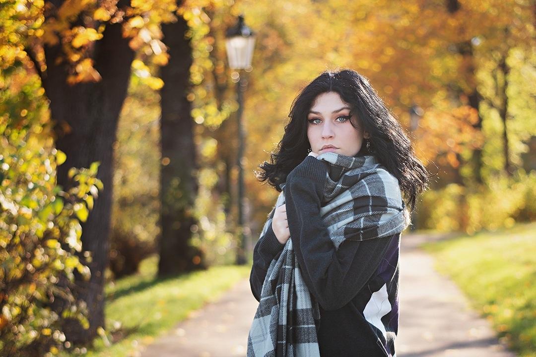 Podzimní portrét v teplých barvách od fotografky Soni Šeré