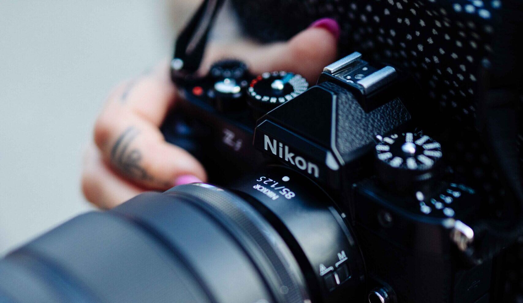 Ruce fotografky Soni Šeré s fotoaparátem