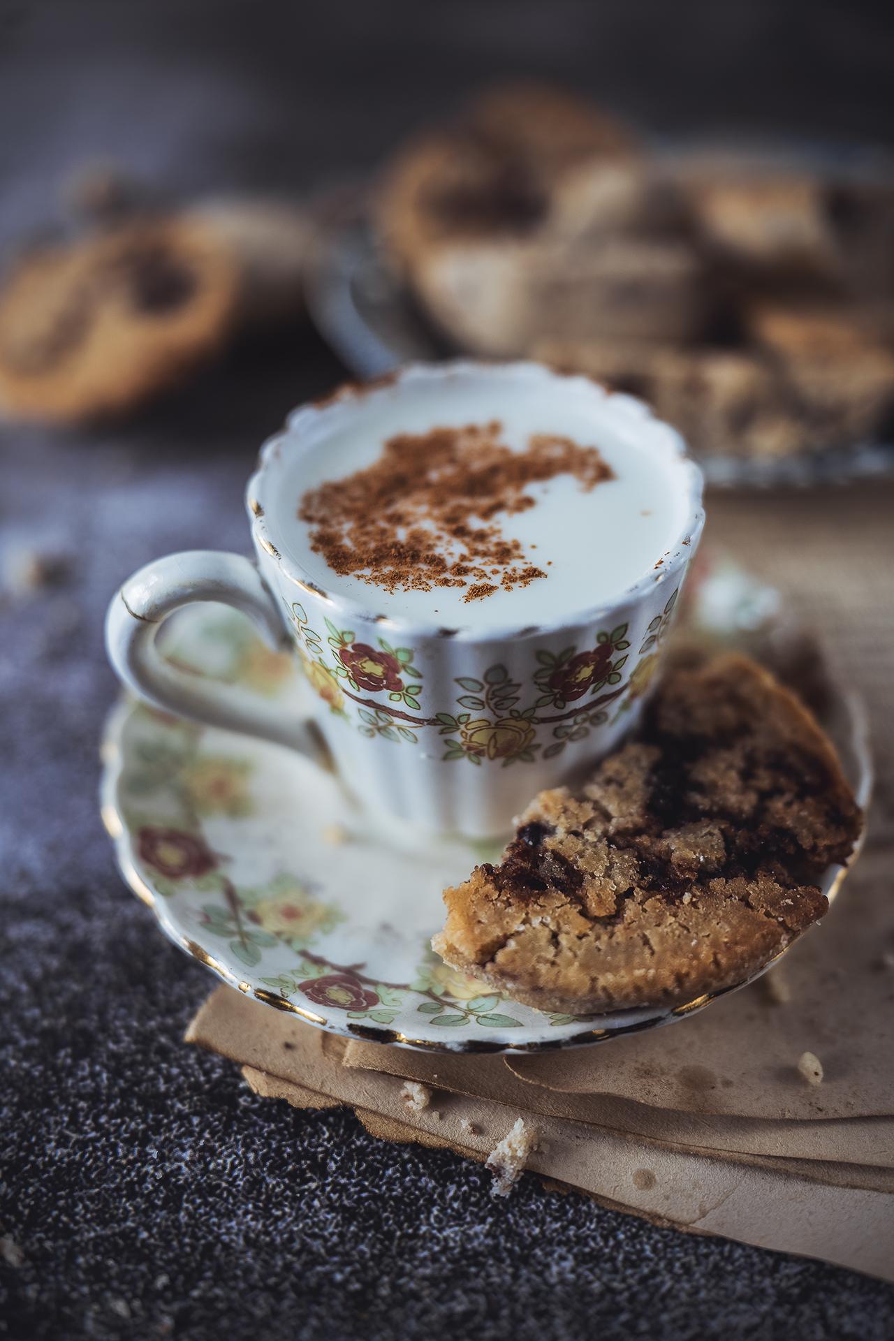 Vintage cookies s čokoládou na talíři
